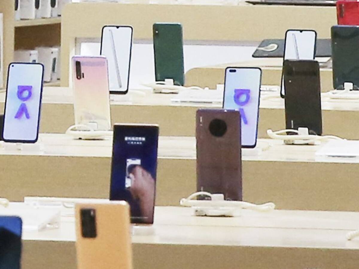 Crean un “chip” con estiércol que lo protege de la radiación del celular