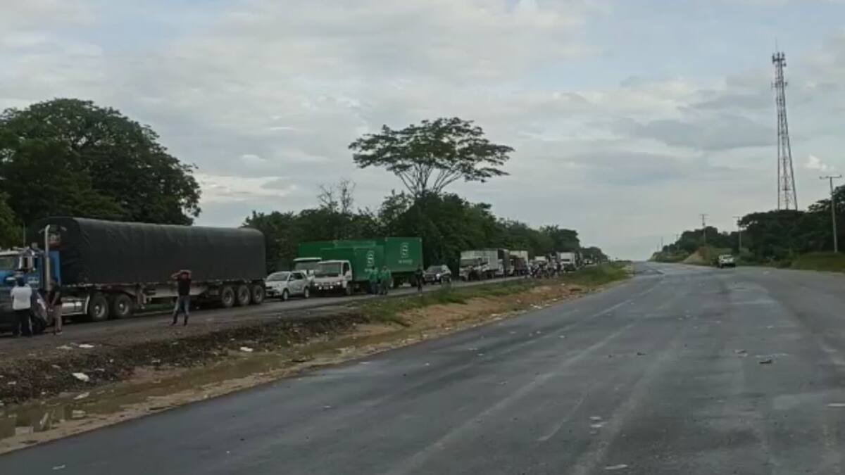 Campesinos de la Sierra Nevada mantienen bloqueo en la Troncal de Oriente
