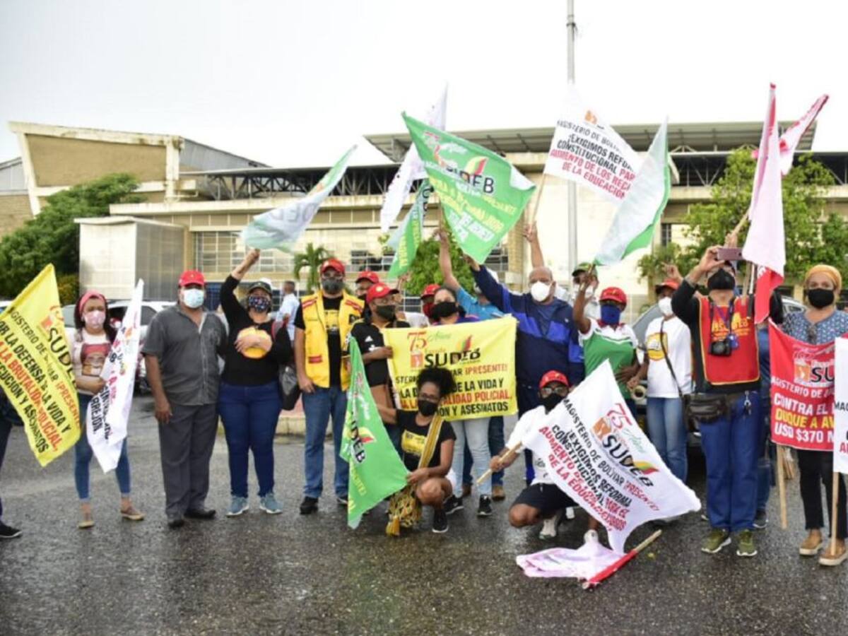 Centrales obreras y estudiantes universitarios realizan marcha en Cartagena