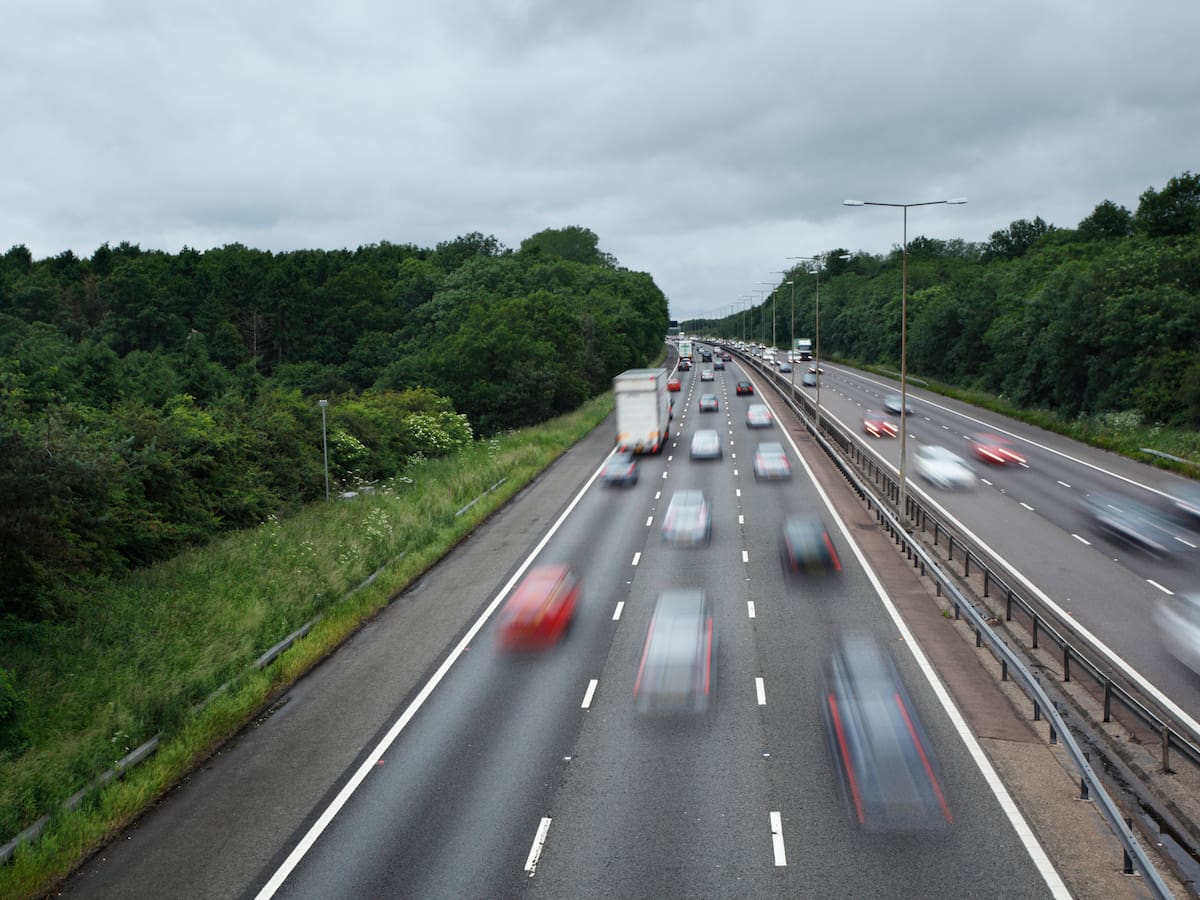 ¿Cuándo puede ir a 120 KM/H sin pagar multa? Esto dice la Ley 2251 de 2022