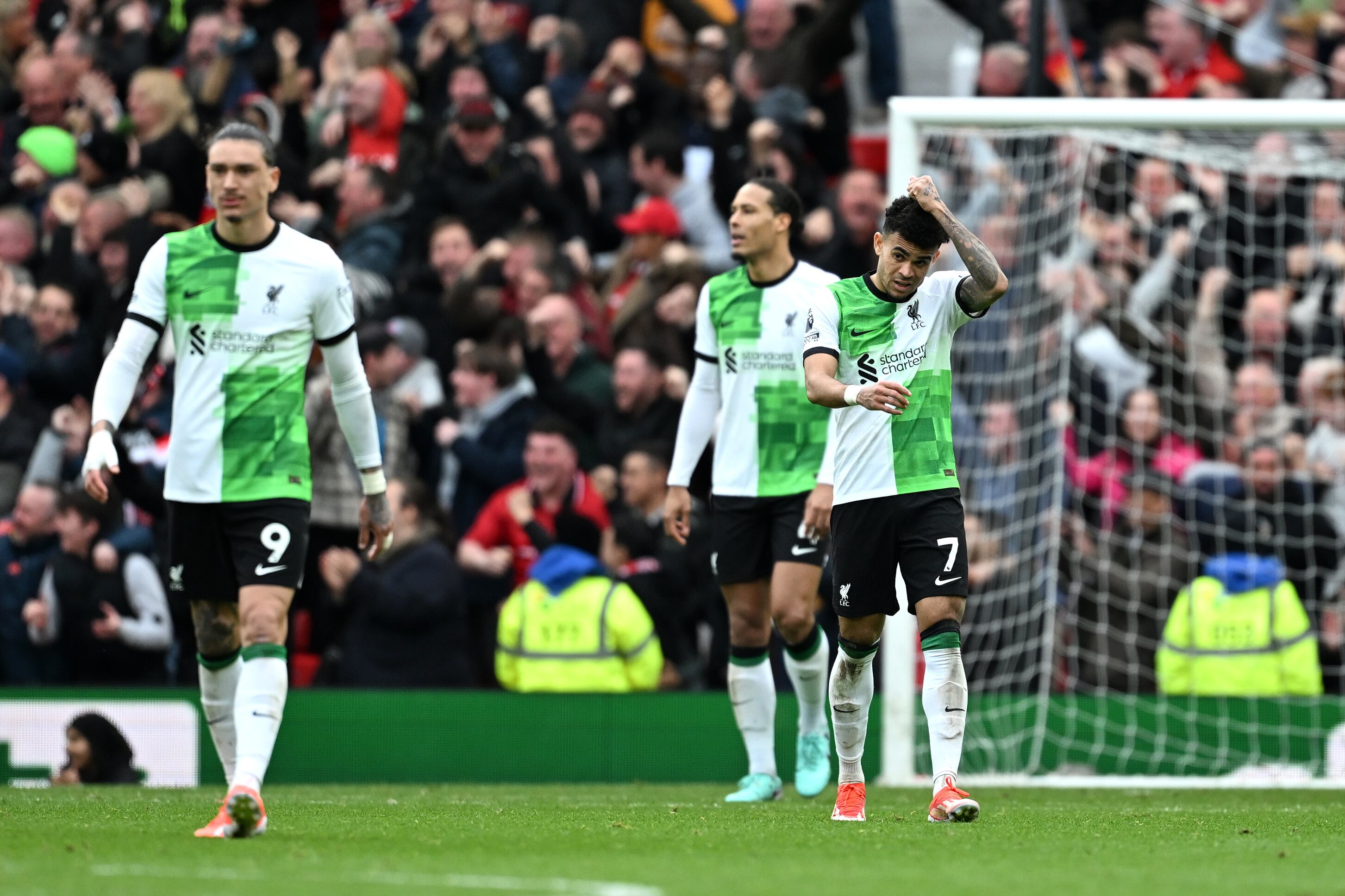 Luis Díaz se lamenta durante el partido ante el Manchester United. (Photo by Michael Regan/Getty Images)