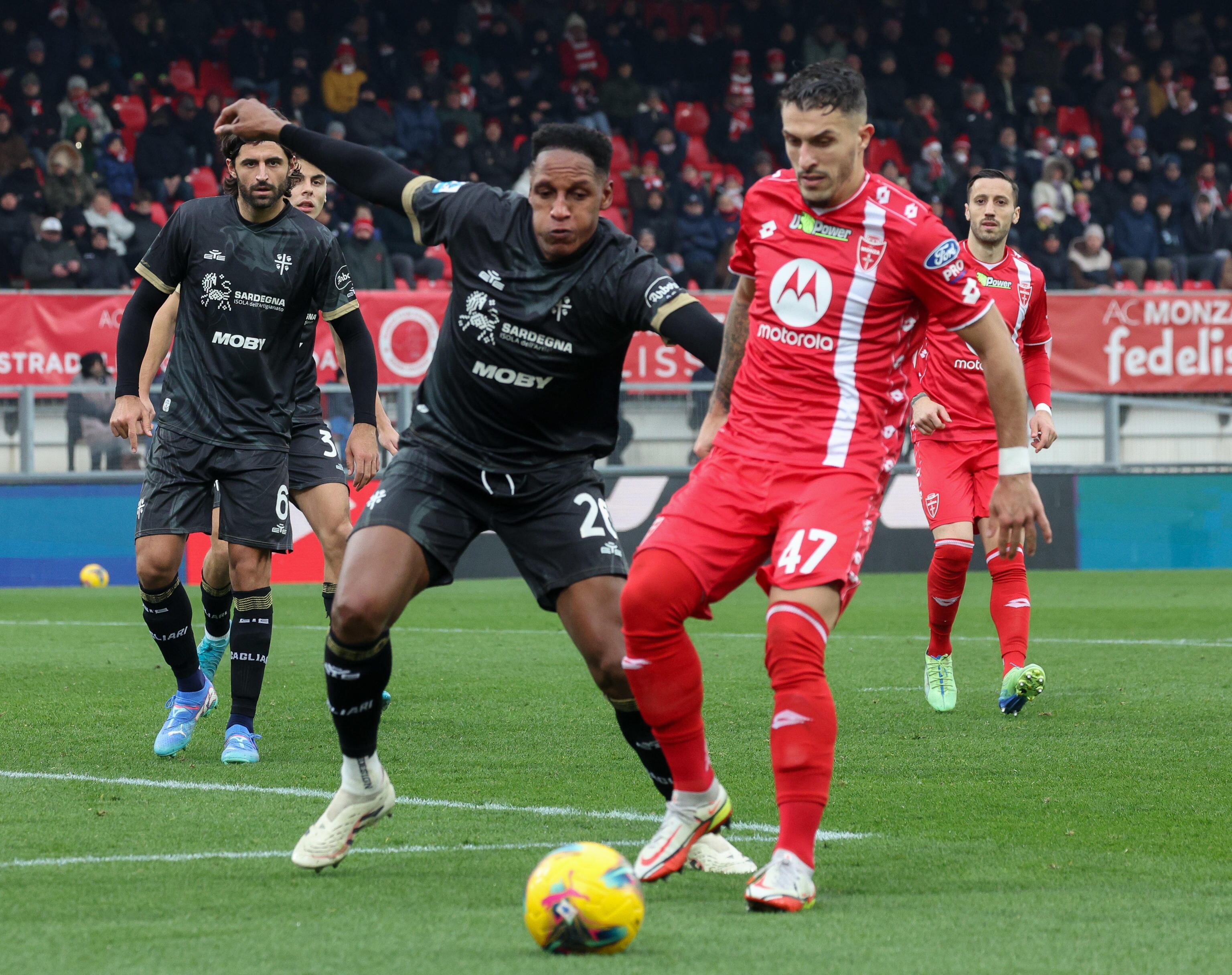 Monza (Italy), 05/01/2025.- AC Monza's forward Dany Mota Carvalho in action against Cagliari's defender Yerry Mina during the Italian Serie A soccer match between AC Monza and Cagliari at U-Power Stadium in Monza, Italy, 05 January 2025. (Italia) EFE/EPA/ROBERTO BREGANI