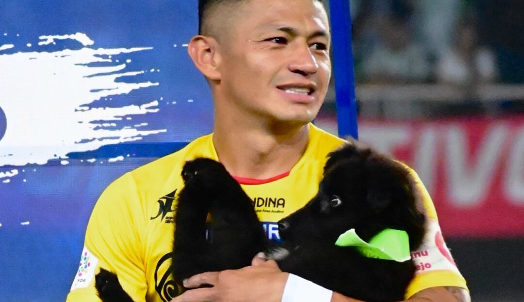Jhonny Vásquez, volante del Pereira, durante los actos protocolarios en el juego ante Atlético Nacional.
