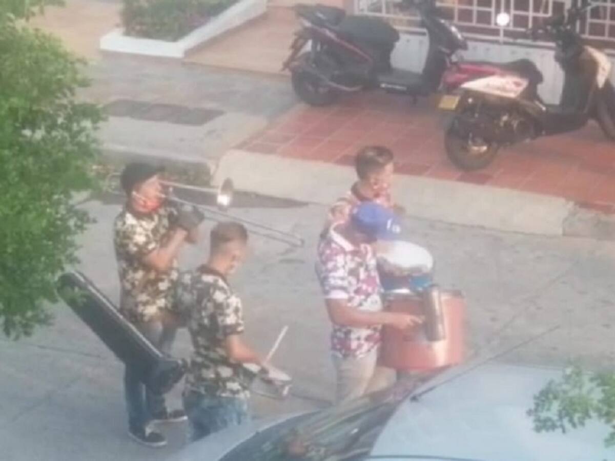Músicos recorren las calles tocando para animar durante la pandemia
