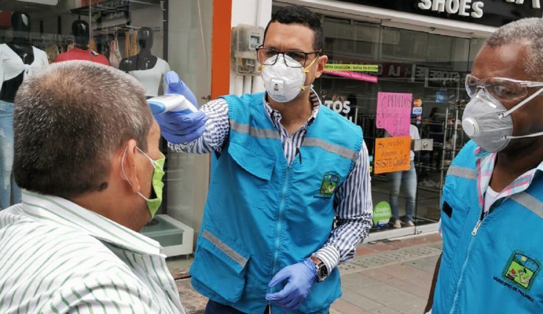 En 30 municipios del Valle el tapabocas sigue siendo obligatorio en lugares cerrados y abiertos, debido a que no tienen unos niveles de vacunación importantes, porque hay un quinto pico de COVID.