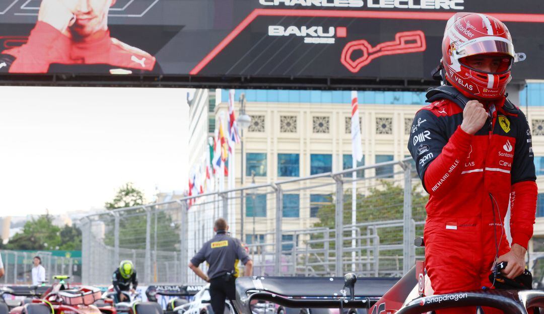 Leclerc festeja la Pole Position en Bakú.