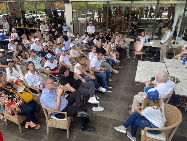 Álvaro Uribe reunido con comerciantes y ciudadanos en Barranquilla./ Foto: Caracol Radio