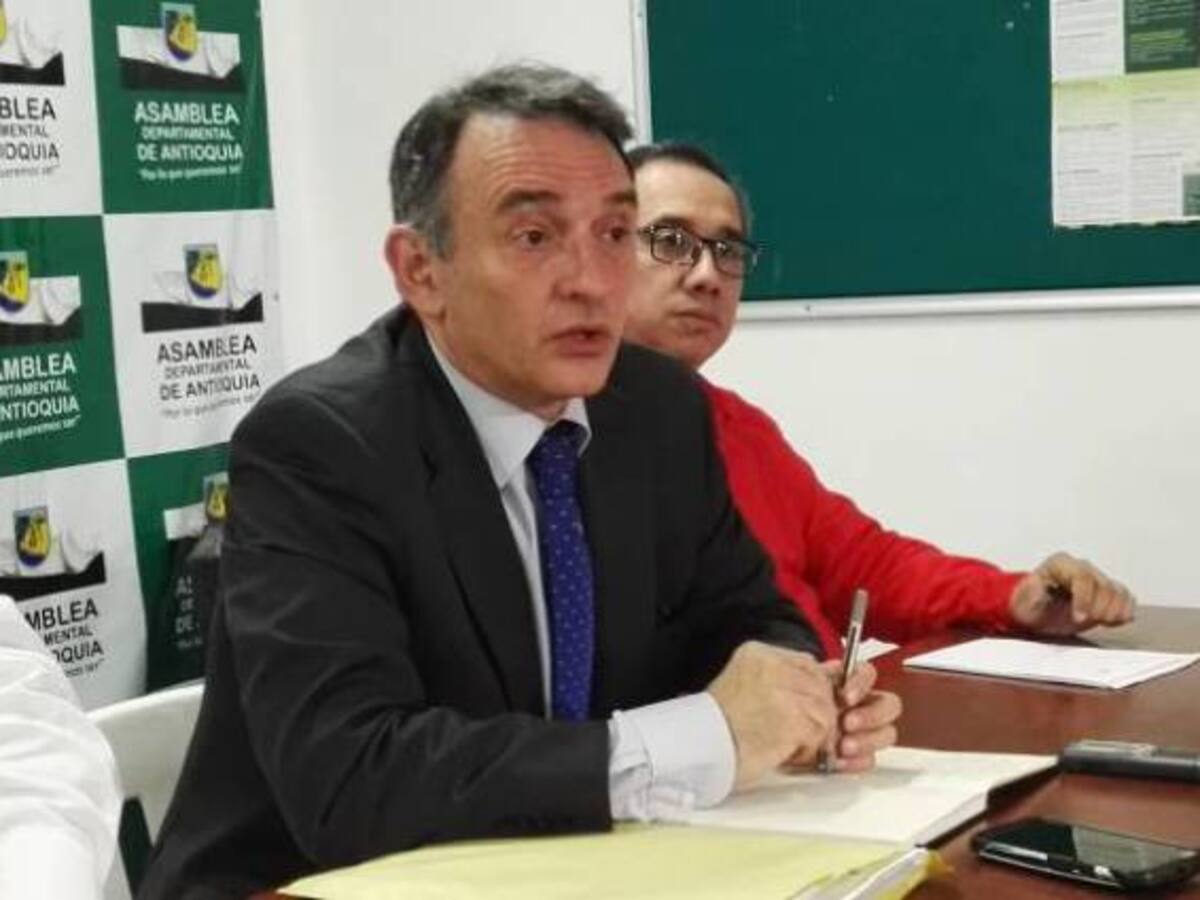 Las Farc no tienen cuentas ni bienes en el exterior: Enrique Santiago