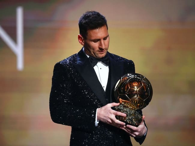 Lionel Messi con su séptimo Balón de Oro en 2021 (Photo by FRANCK FIFE/AFP via Getty Images)