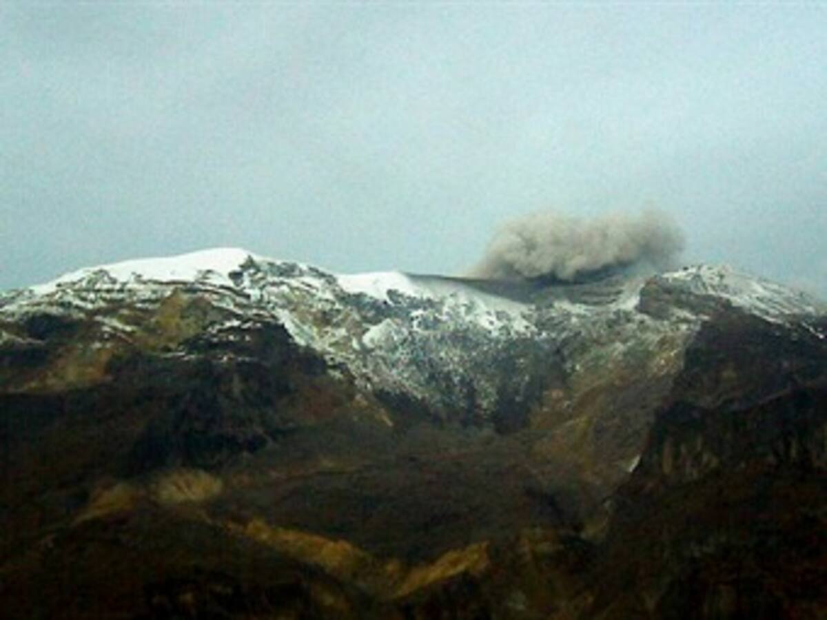 Reportan leve disminución de la actividad del volcán Nevado del Ruiz