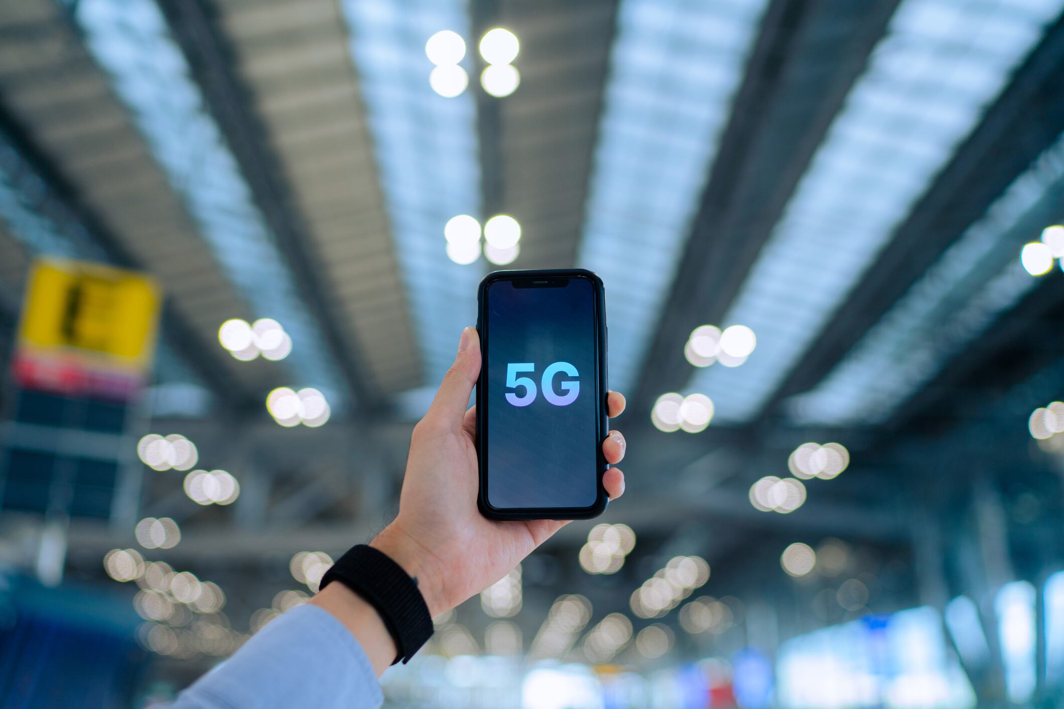 Hombre utilizando conexión 5G en su celular (Getty Images)