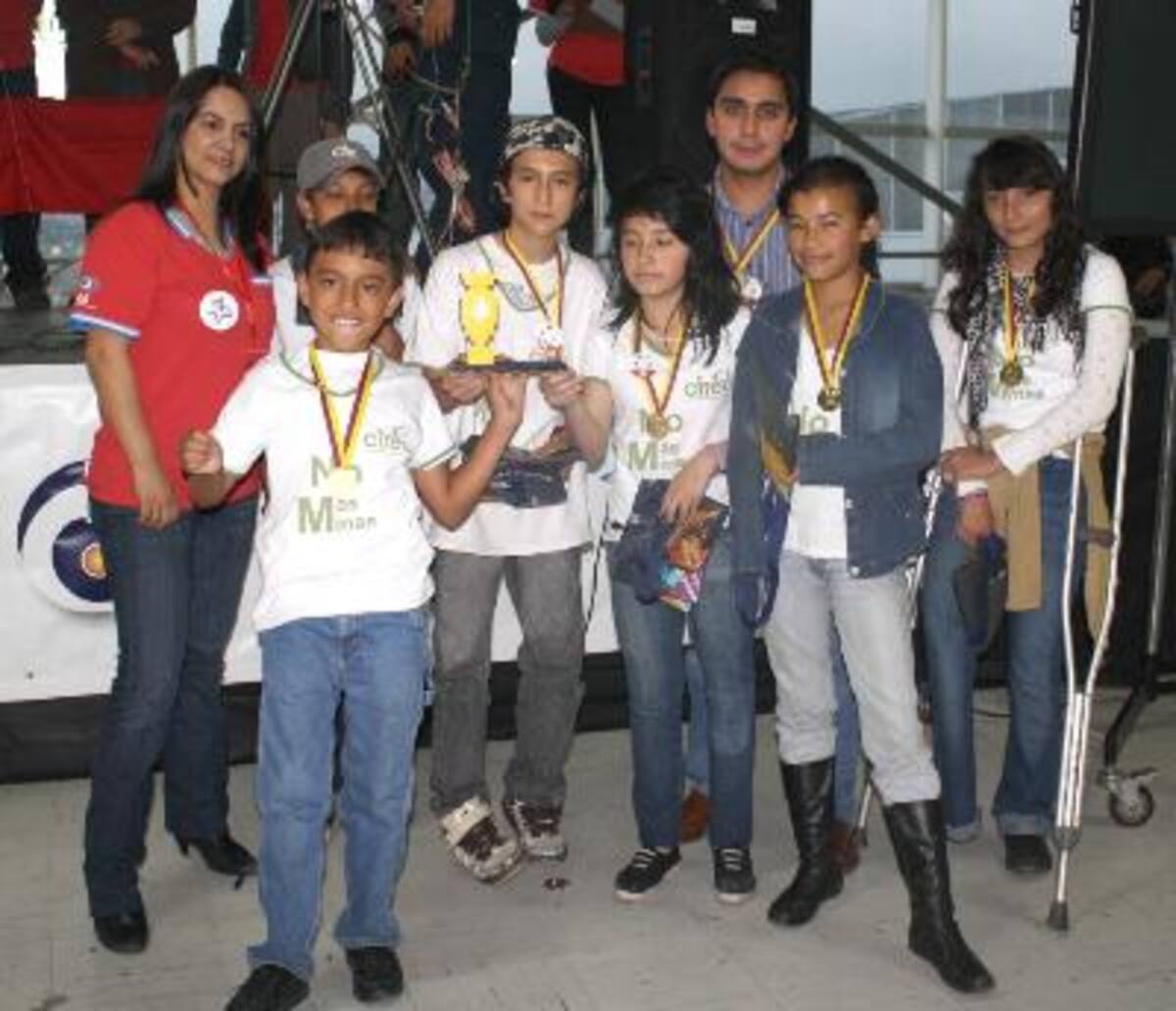 5 de marzo. Competición Categoría Infantil. El Reconocimiento Especial de la Fundación Global Arte Ciencia y Tecnología, por ser un equipo que se distinguió por su esfuerzo, valores y actitud en el juego,  fue para la Fundación CIREC, de Bogotá- Cundinamarca, con su equipo ROBOCHACHOS.