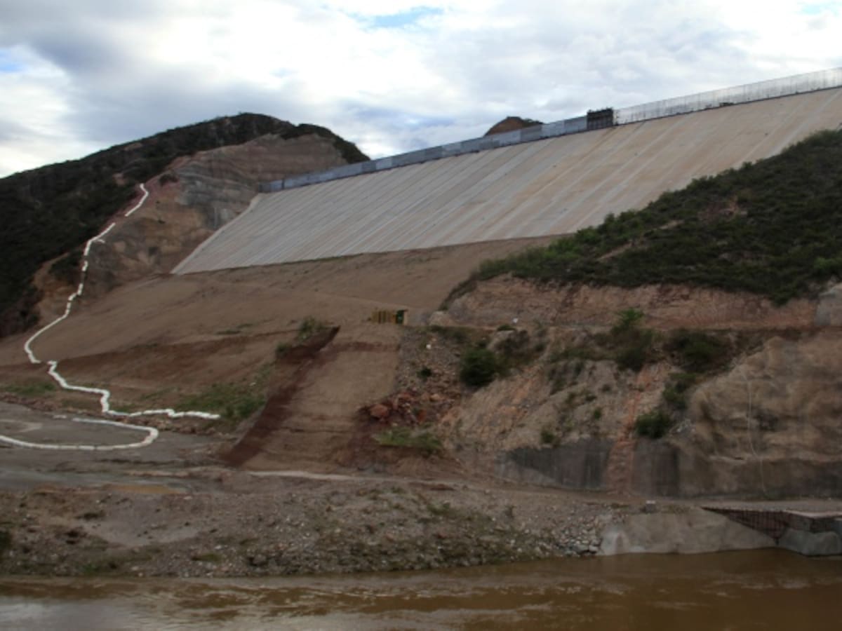 Choque de trenes en las Altas Cortes por El Quimbo
