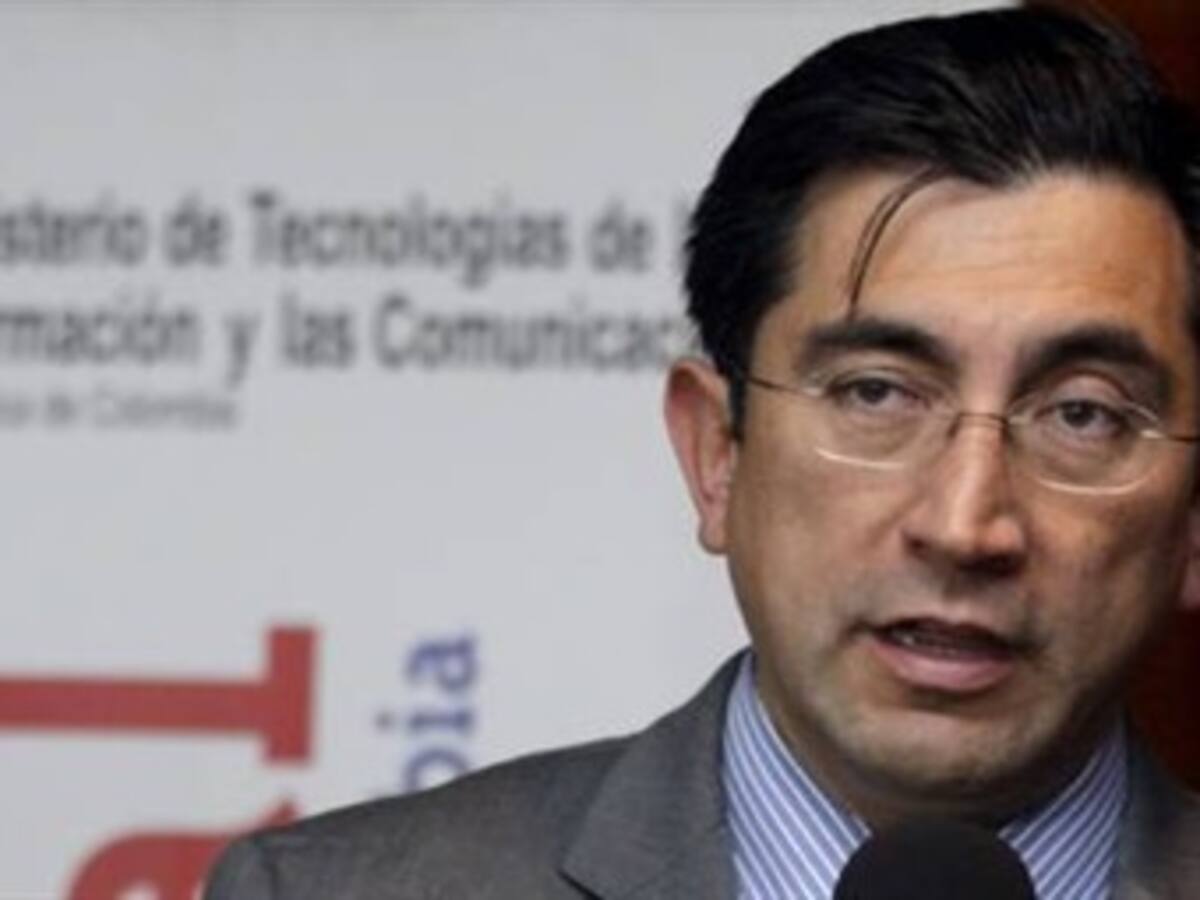 Santos espera convencer a Petro para que entregue computadores