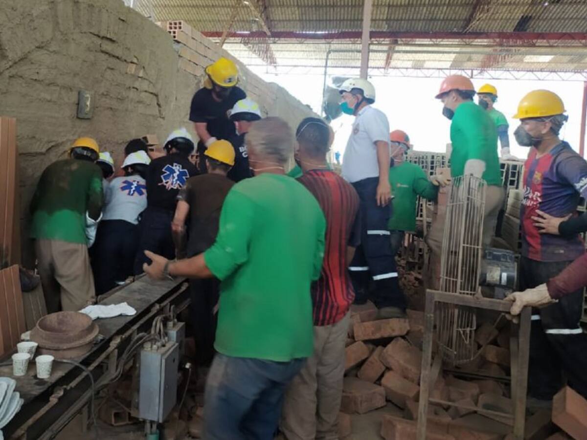 Dos trabajadores murieron tras el colapso de una ladrillera en Fredonia