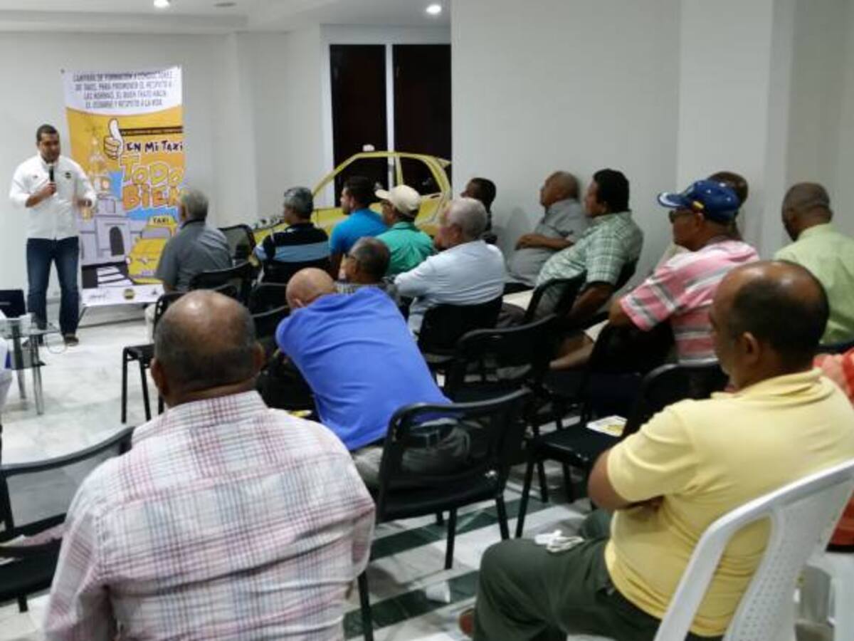 Capacitan a 400 taxistas en seguridad vial en Cartagena