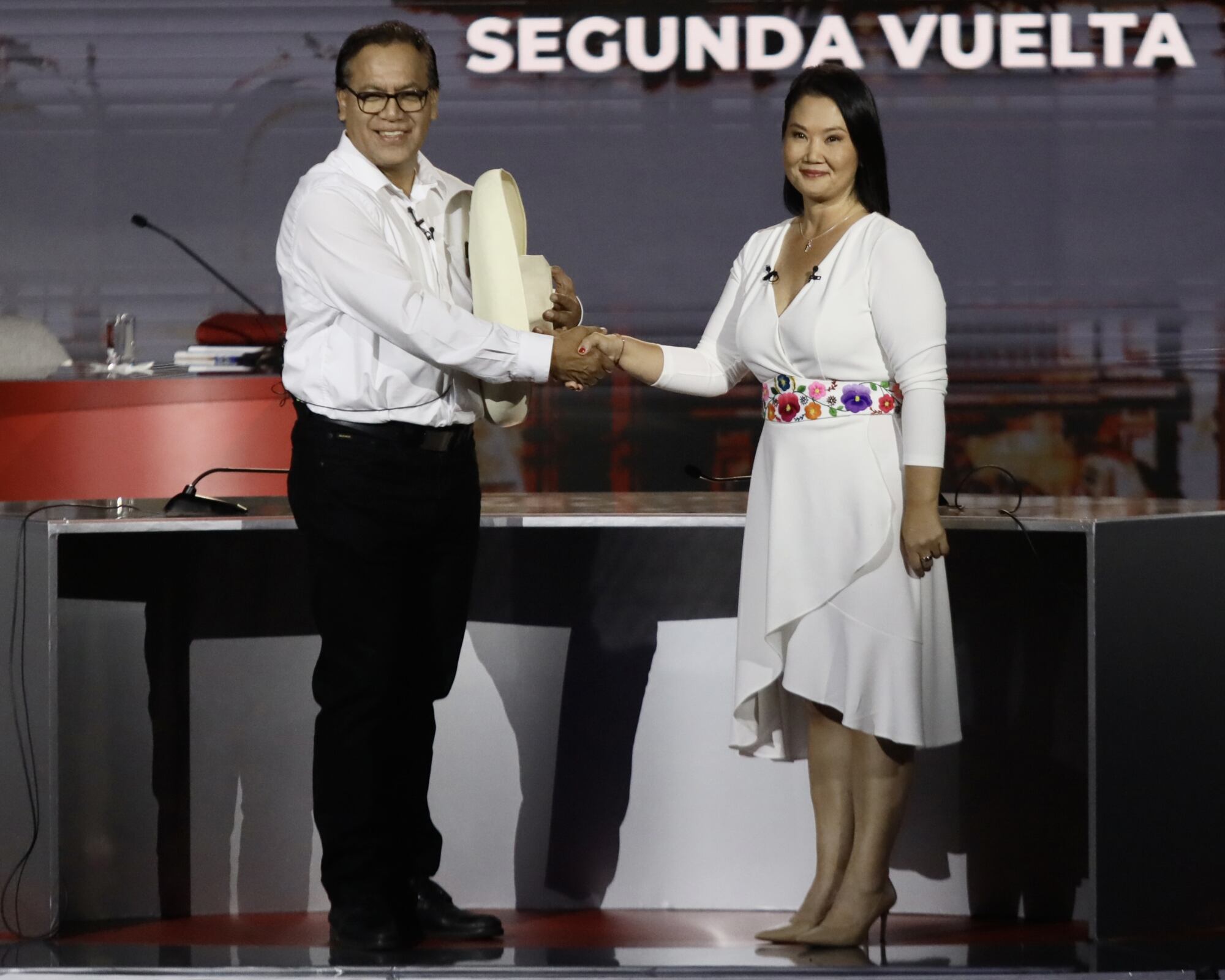 A tres días de la segunda vuelta presidencial en Perú, Keiko Fujimori (derecha) y Roberto Sánchez (izquierda) confirmaron el cierre de su campaña en la capital del país.
(Foto:   Getty)