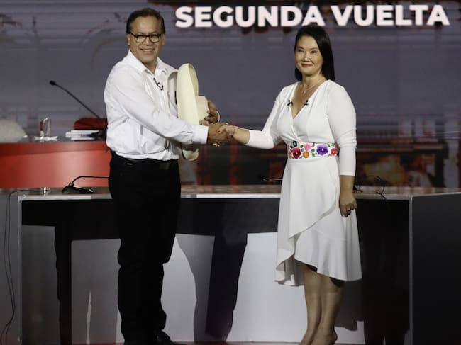 A tres días de la segunda vuelta presidencial en Perú, Keiko Fujimori (derecha) y Roberto Sánchez (izquierda) confirmaron el cierre de su campaña en la capital del país.
(Foto: Getty)
