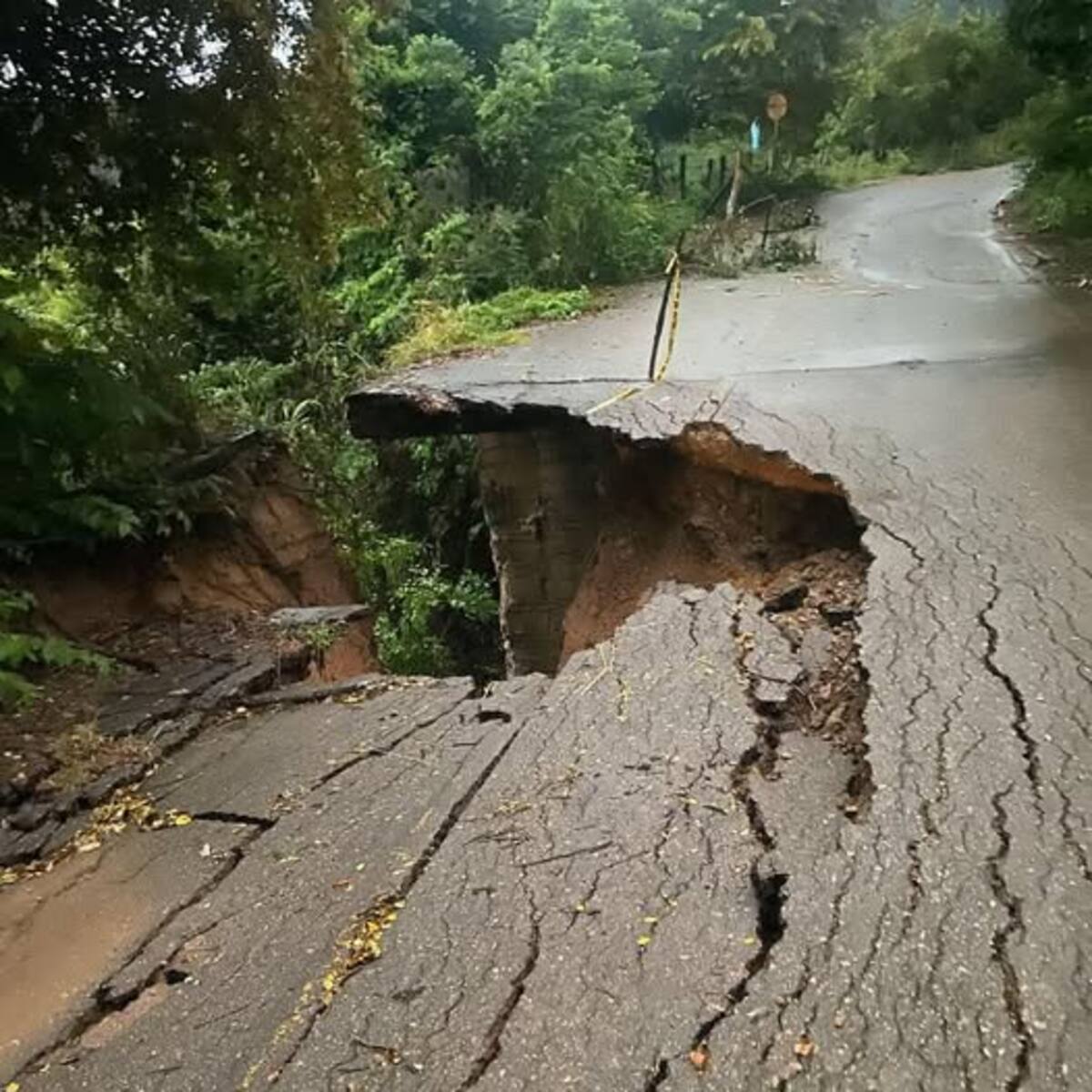 Emergencia vial por colapso de vía terciaria entre Huila y Tolima