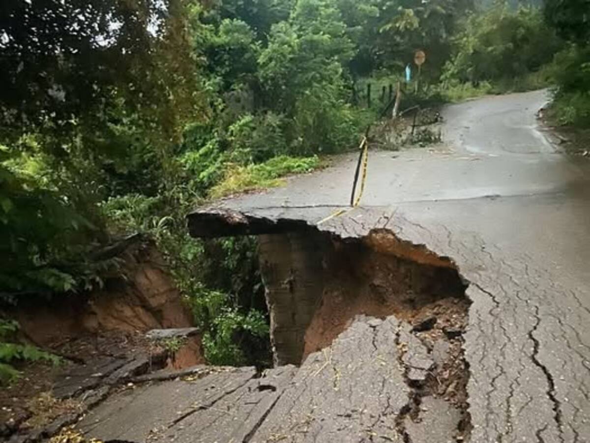 Emergencia vial por colapso de vía terciaria entre Huila y Tolima