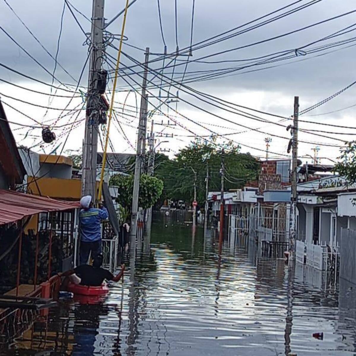 Alerta en San Pelayo: Terceros manipulan redes eléctricas de Afinia en zonas inundadas