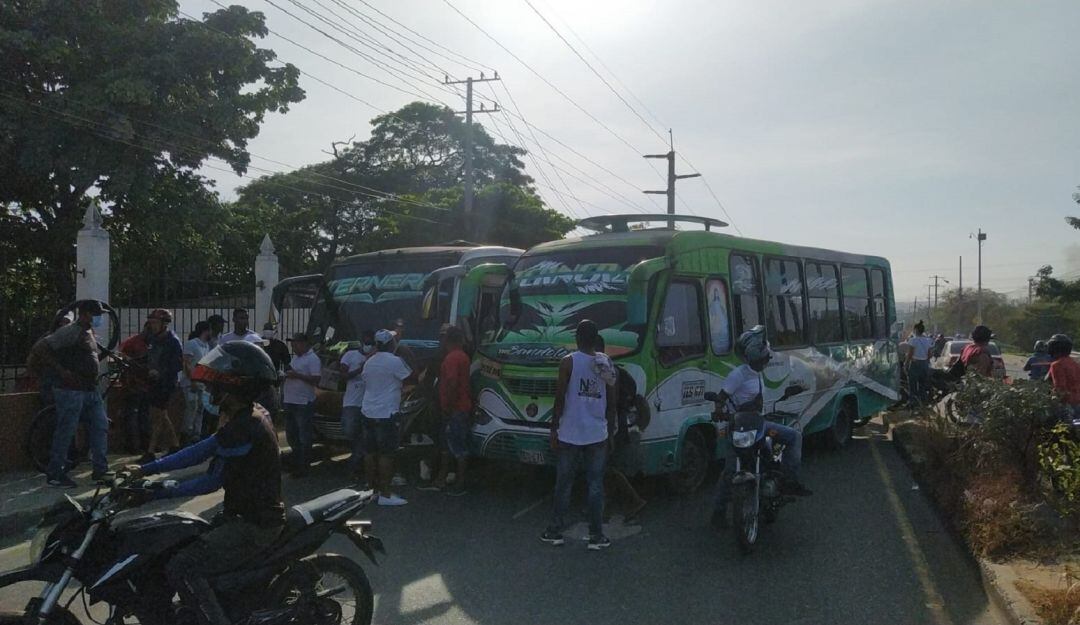 Propietarios de busetas de las rutas de Ternera y el barrio Olaya Herrera protestarán este lunes desde la bomba El Amparo