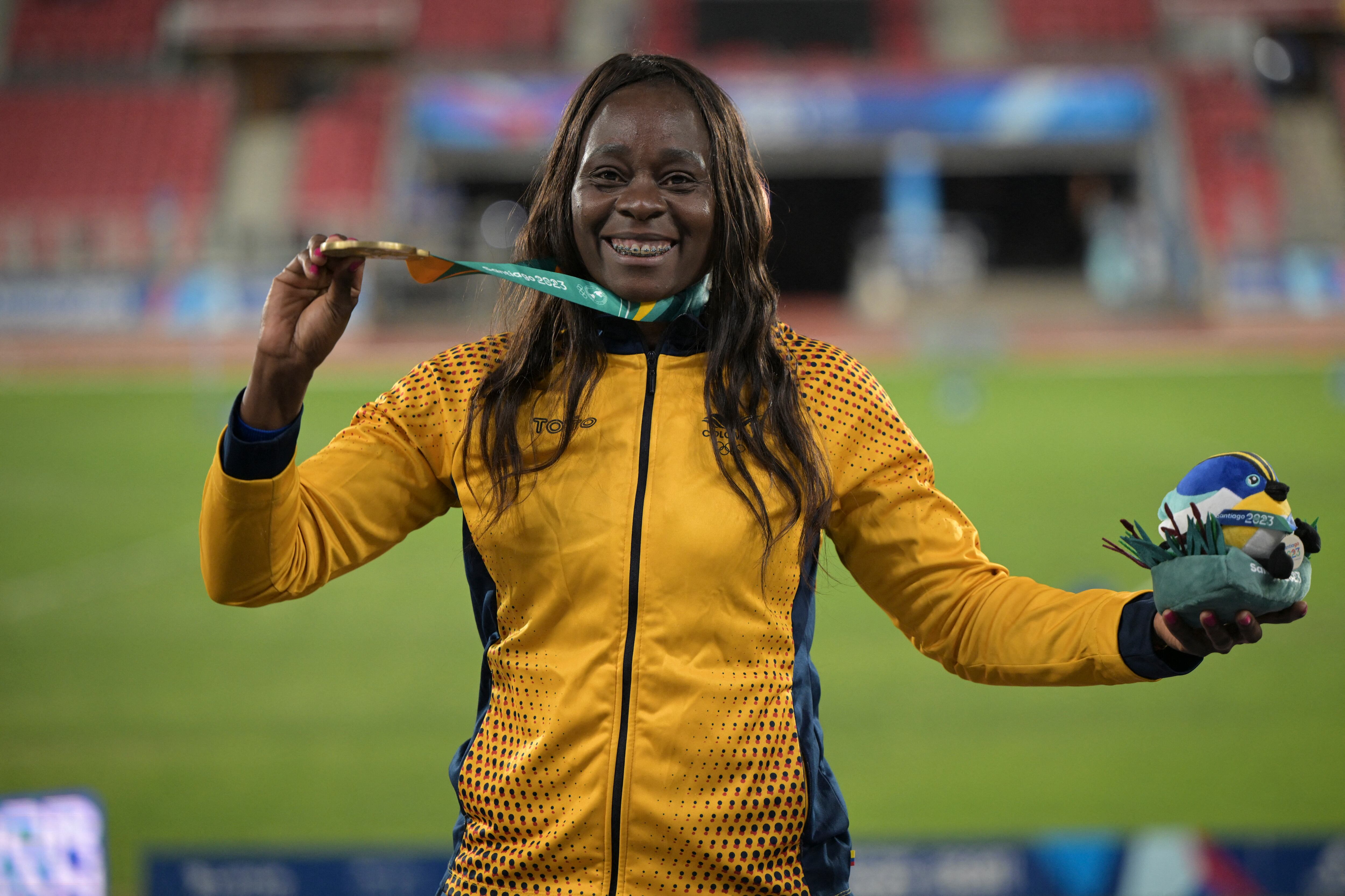 Flor Denis Ruiz en el podio con la medalla de oro en lanzamiento de jabalina en los Juegos Panamericanos 2023 | ERNESTO BENAVIDES / AFP