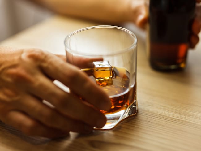 Hombre consumiendo alcohol (Foto vía Getty Images)