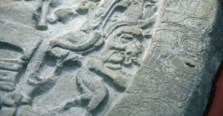 Un altar de unos 1.500 años de antigüedad, tallado en roca caliza por la cultura maya