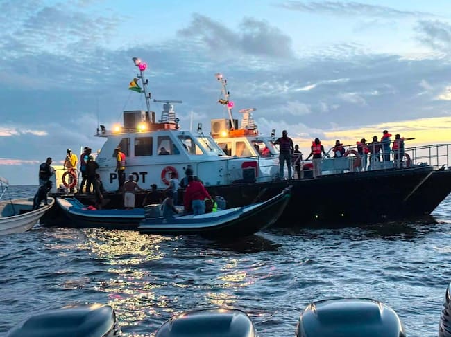 Distintos gremios guyaneses exigieron la renuncia del ministro de Obras Públicas al asegurar que la tragedia del naufragio del ferry ocurrió bajo su mala gestión.
(Foto: Guyana Prime Minister's Office / Handout /Anadolu via Getty Images)