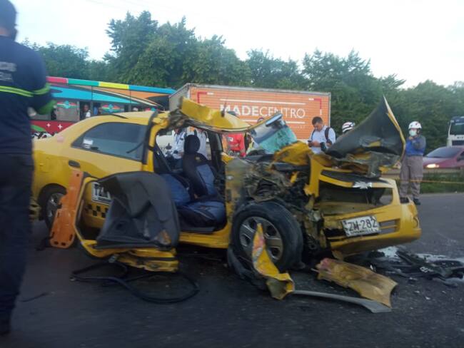 Así quedó el taxi luego del accidente