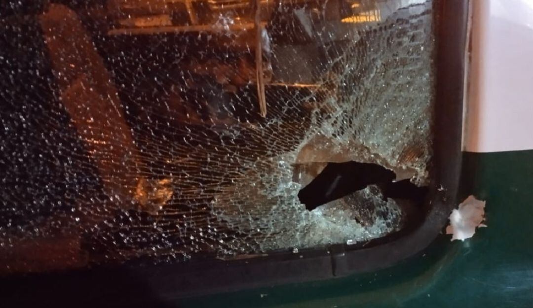 Así quedó una de las patrullas de la Policía por el impacto de la explosión