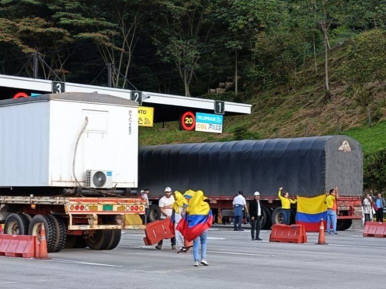 Manifestantes bloqueando el peaje Piparal en el sentido Villavicencio - Bogotá. / Vía Coviandina.