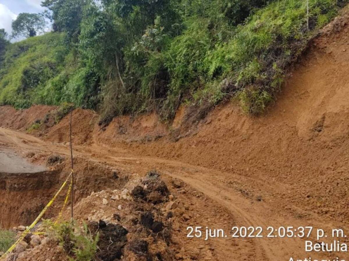 El 80% de la zona rural Betulia está incomunicada por varios derrumbes