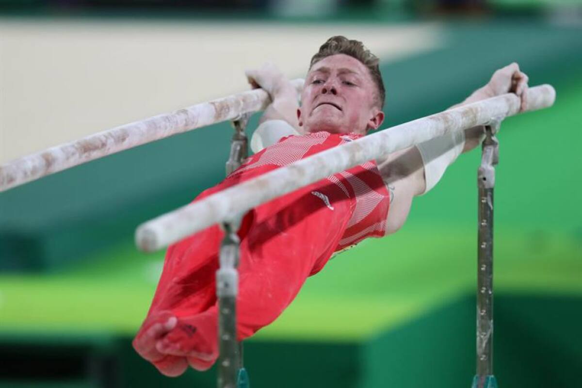 Nile Wilson de Gran Bretaña compite en la prueba de barras paralelas en la gimnasia artística por equipos de los Juegos Olímpicos Río 2016.