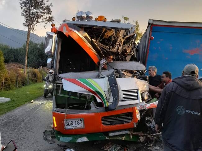 Aparatoso accidente en la vía Subachoque - Puente de Piedra deja al menos 4 heridos