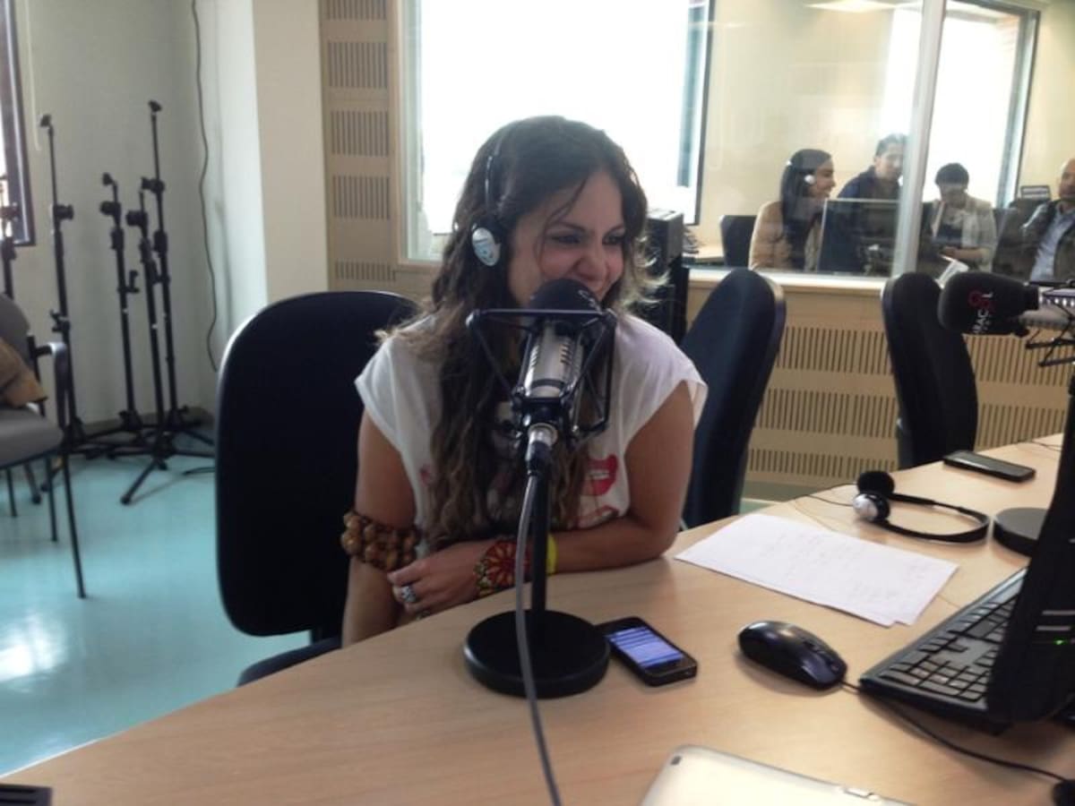 Duina del Mar presenta en Caracol Radio su nueva canción junto a Cabas, Besarte la boquita.