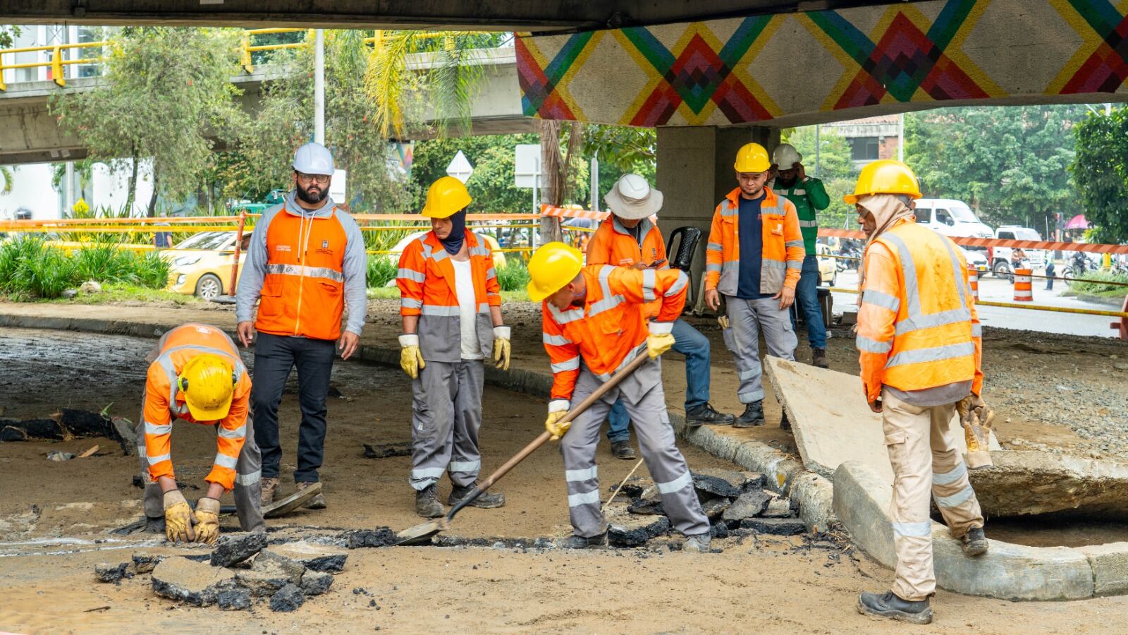 Trabajos en la vía afectada por el desbordamiento de la quebrada la Poblada en Monterrey- foto alcaldía de Mdellín