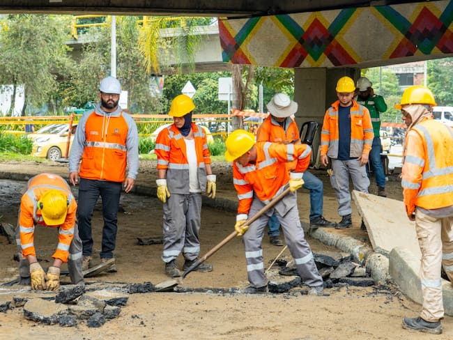 Trabajos en la vía afectada por el desbordamiento de la quebrada la Poblada en Monterrey- foto alcaldía de Mdellín