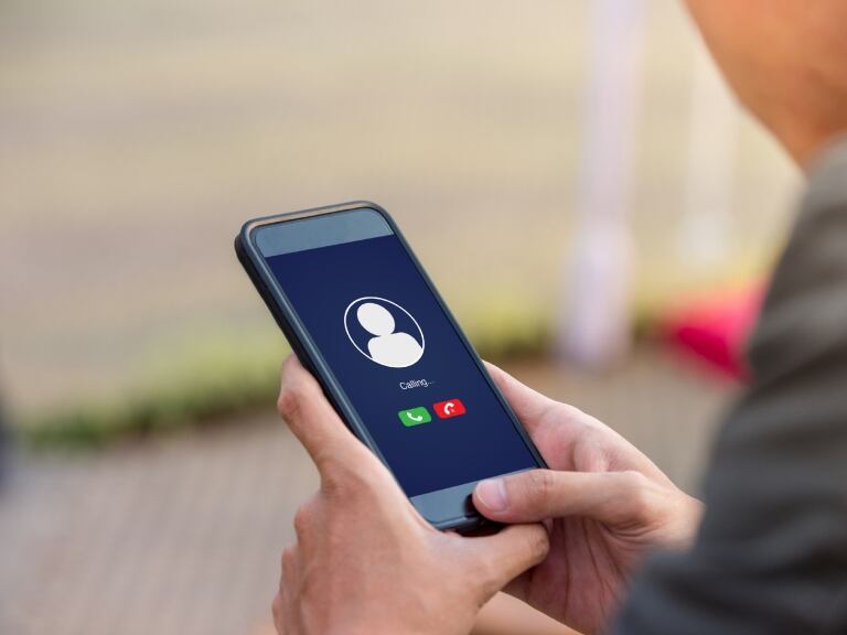 Foto de referencia de llamada al celular // Getty Images