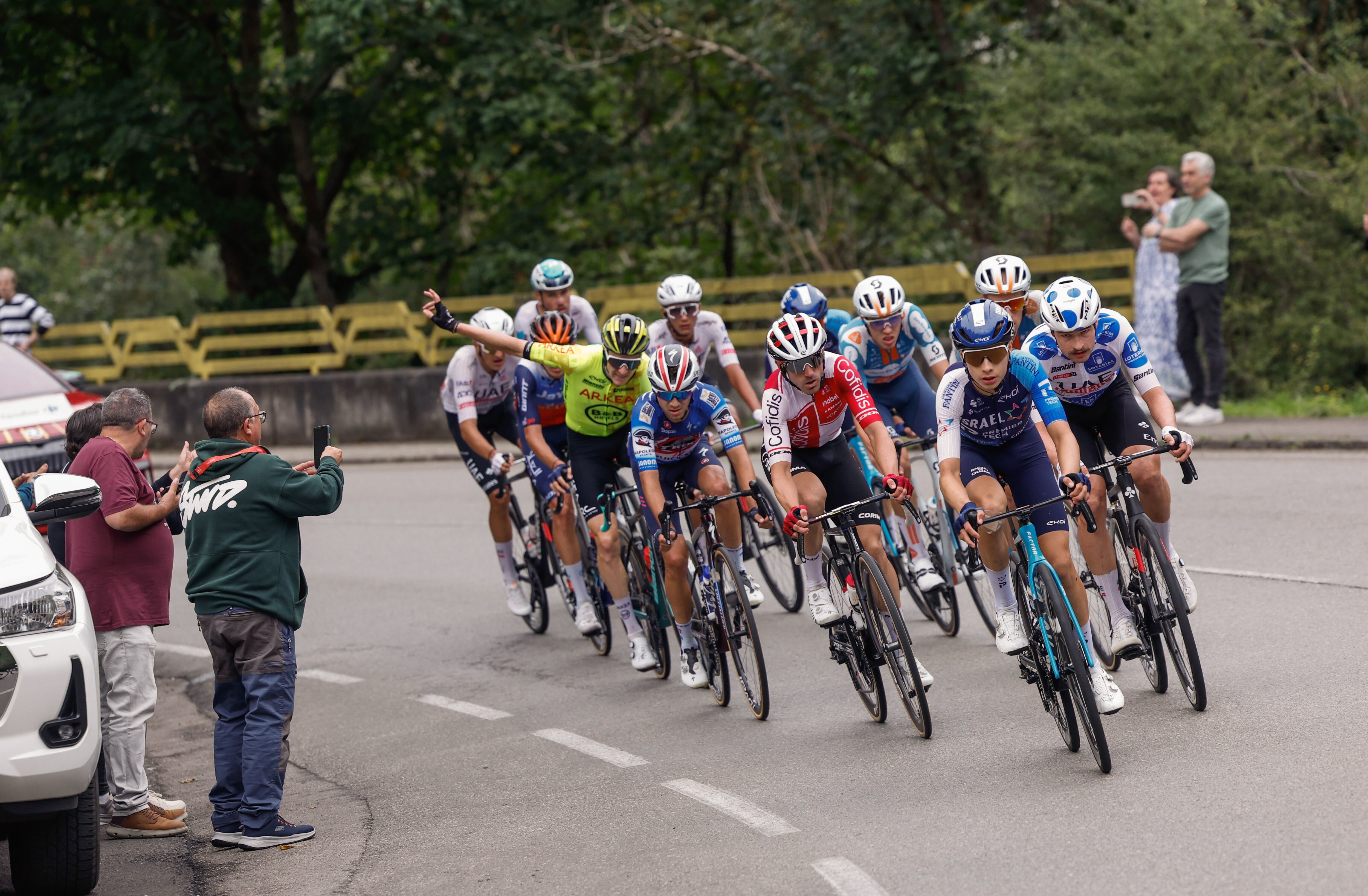 LAGOS DE COVADONGA (ASTURIAS),, 03/09/2024.-El pelotón ciclista durante la decimosexta etapa de la Vuelta ciclista a España disputada este martes entre Luanco y Lagos de Covadonga, con 181 kilómetros de recorrido. EFE/Javier Lizón