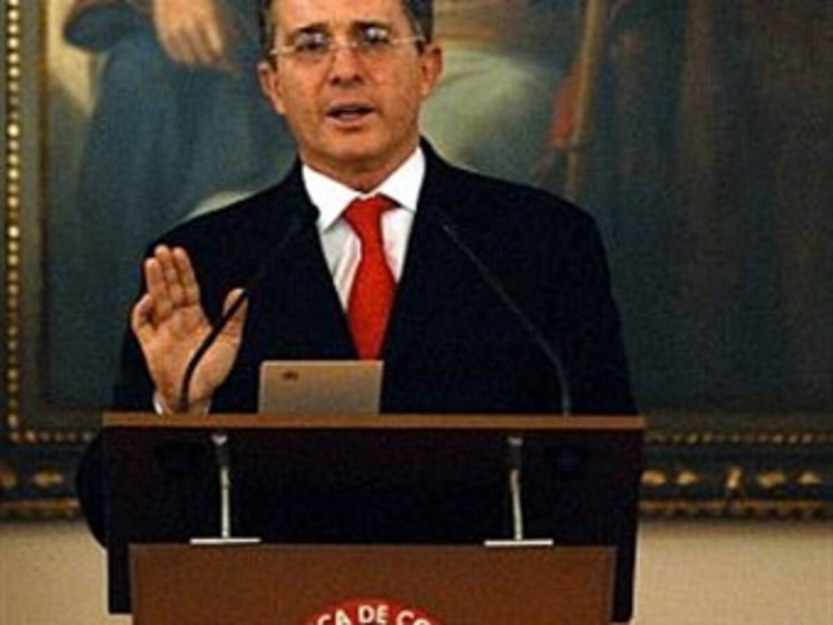 Presidente Uribe anuncia medias especiales para combatir bandas emergentes