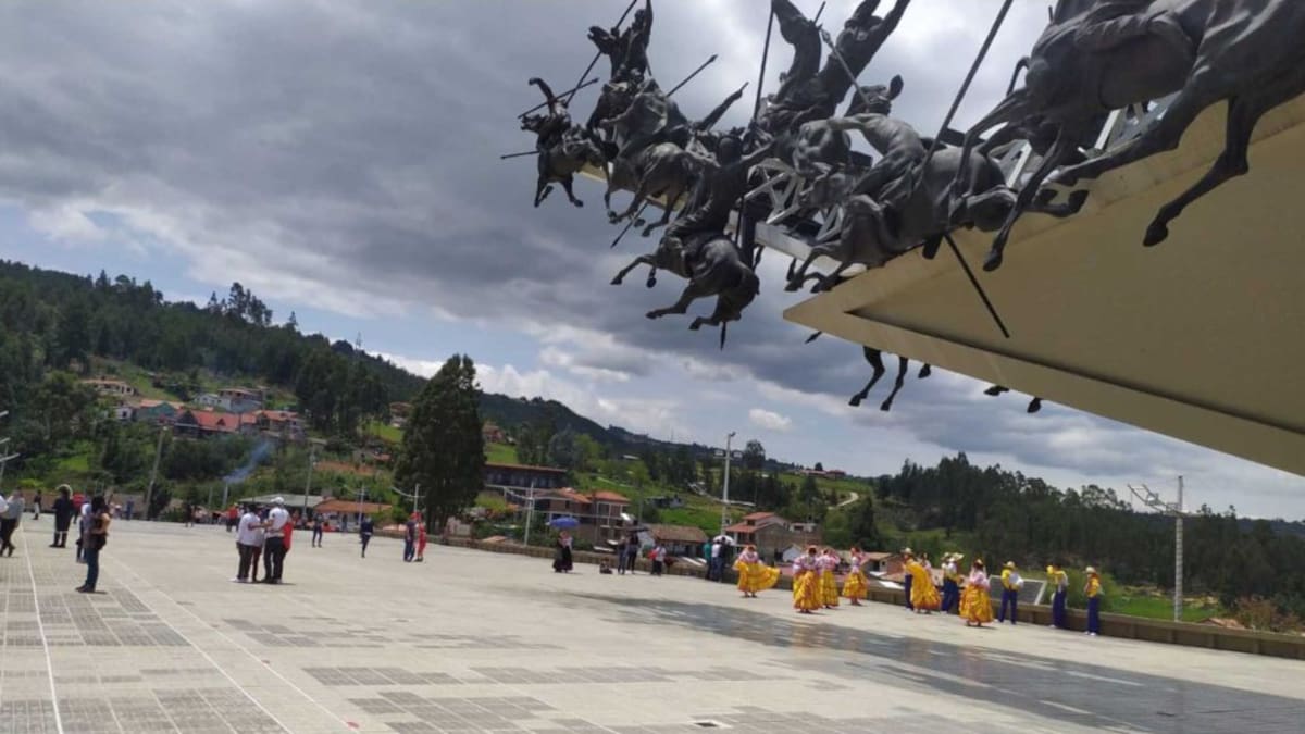 Inauguran el alumbrado navideño del Monumento Pantano de Vargas en Boyacá
