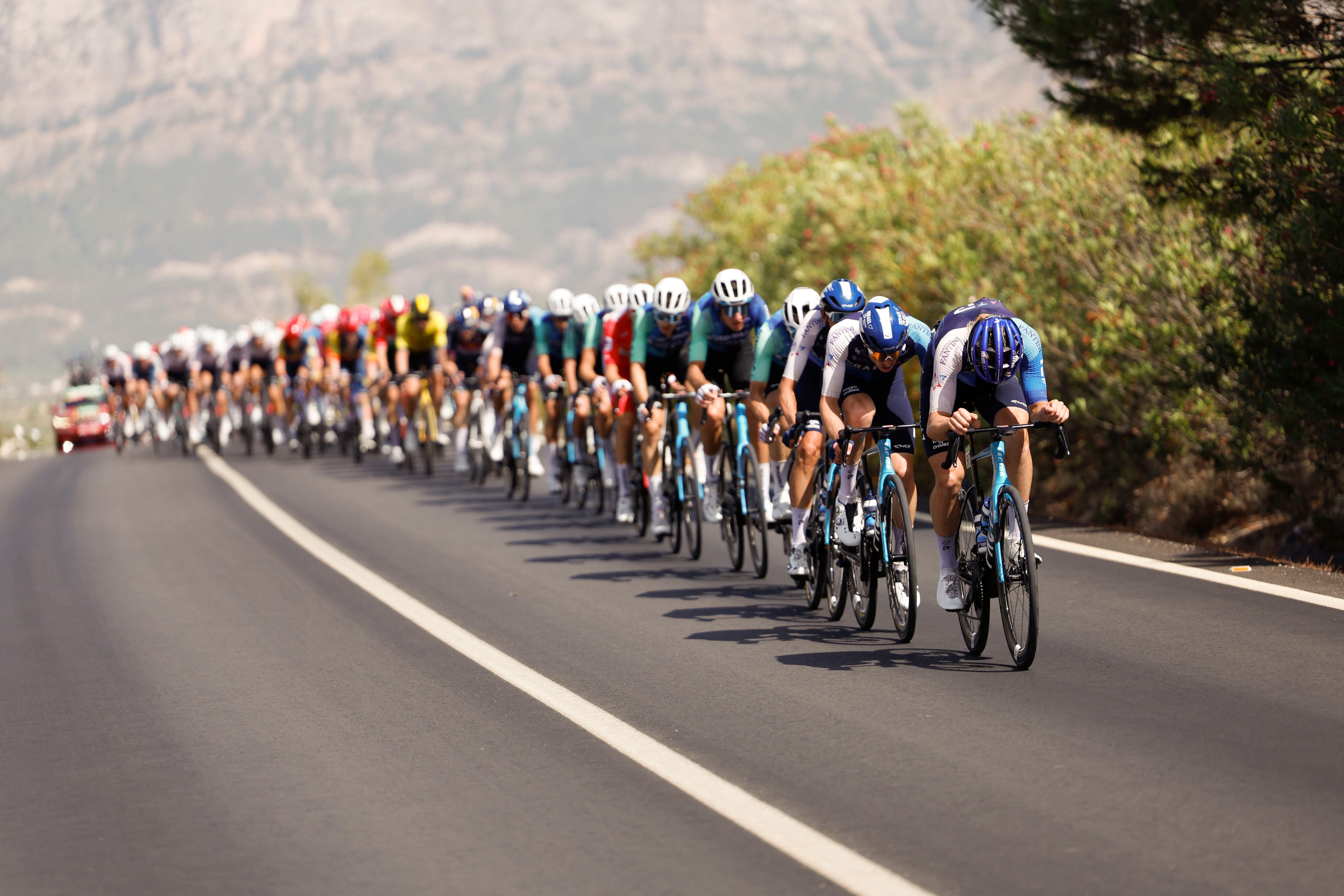 El pelotón ciclista durante la Vuelta a España. EFE/ Javier Lizón