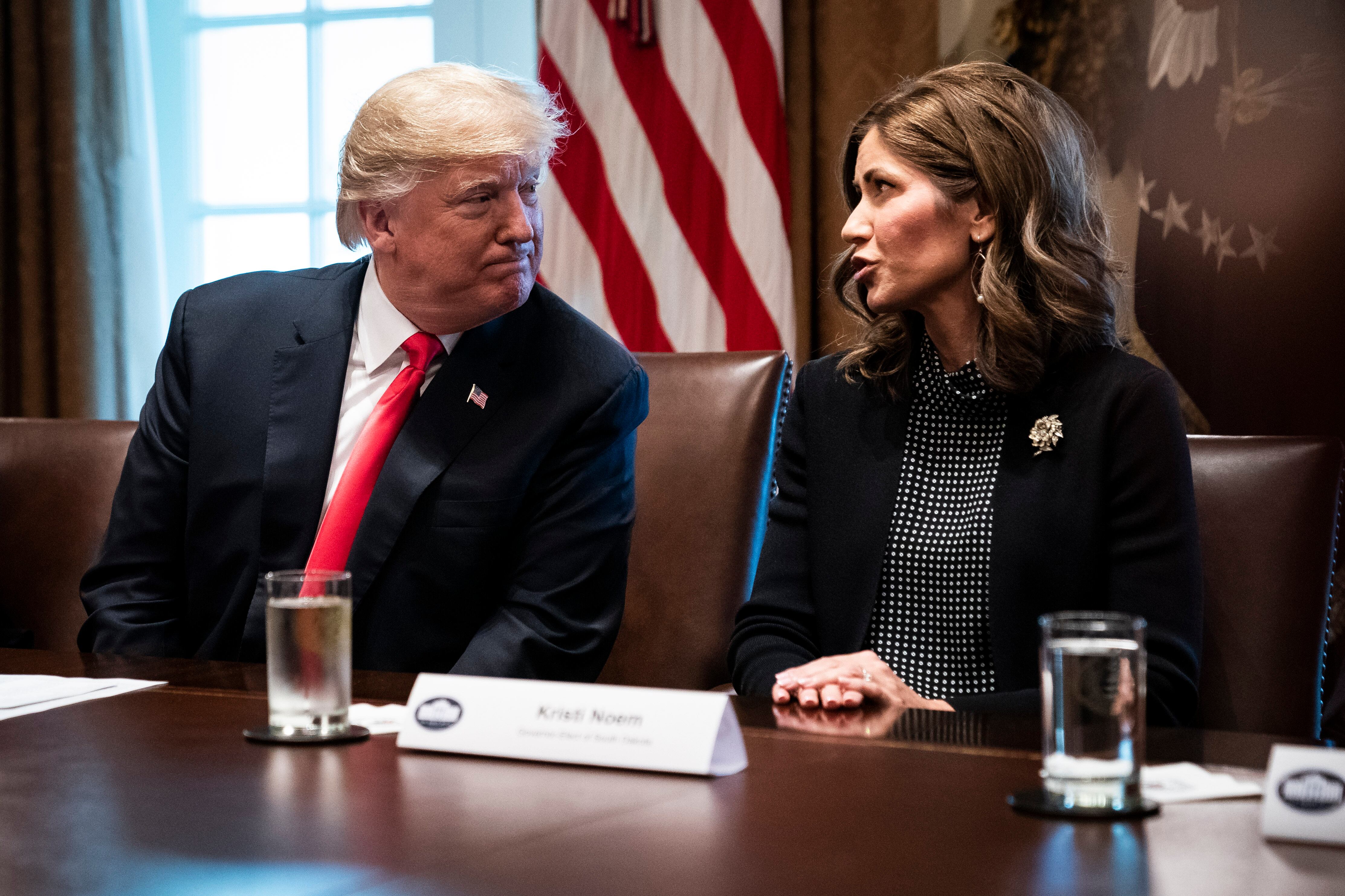 El presidente Donald Trump habla con Kristi Noem cuando era gobernadora de Dakota del Sur. 
(Foto:    Jabin Botsford/The Washington Post via Getty Images)