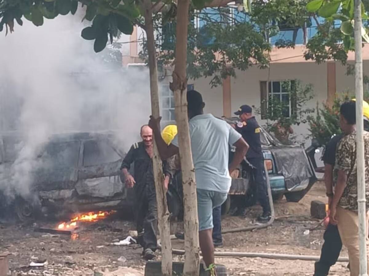 Vehículo resultó incinerado en parqueadero del barrio Las Gaviotas