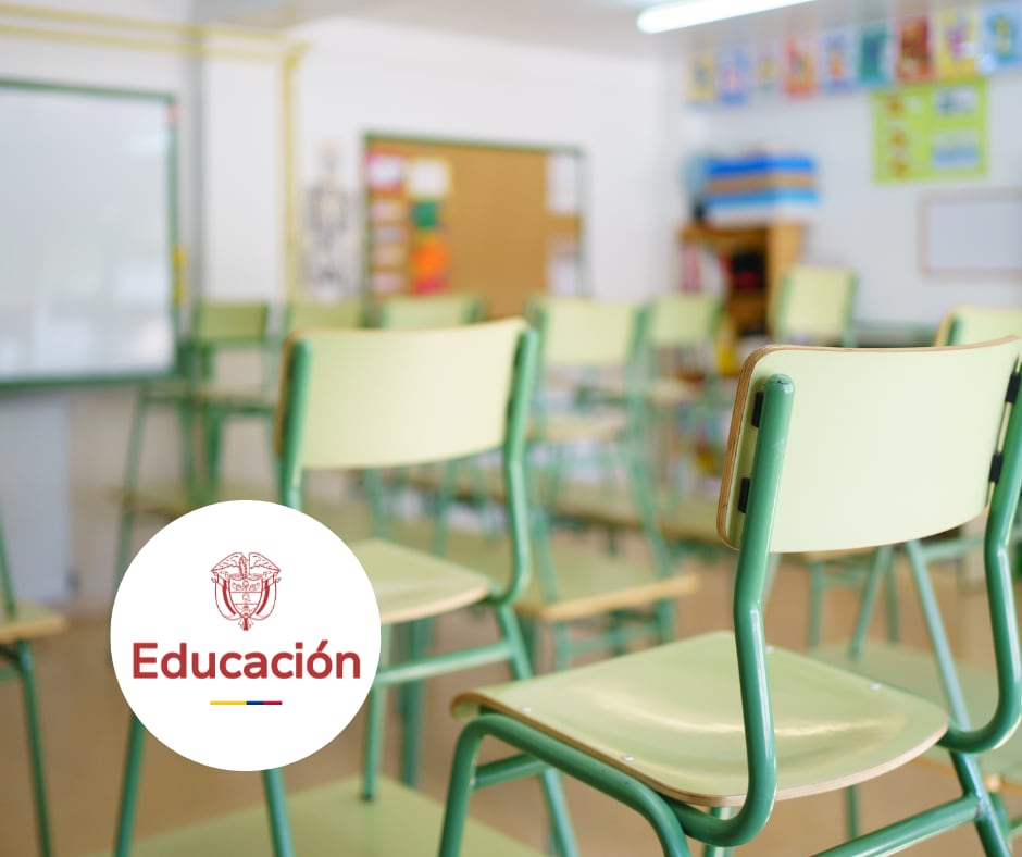 Salón de clases y logo del Ministerio de Educación. / Foto: Getty Images.