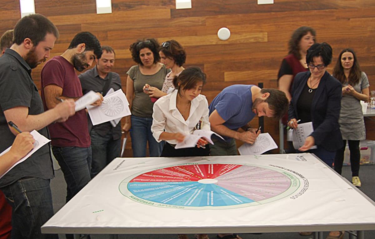 La cantante peruana nació hace 20 años en Lima, y ha ganado fama a través de sus videos en YouTube.