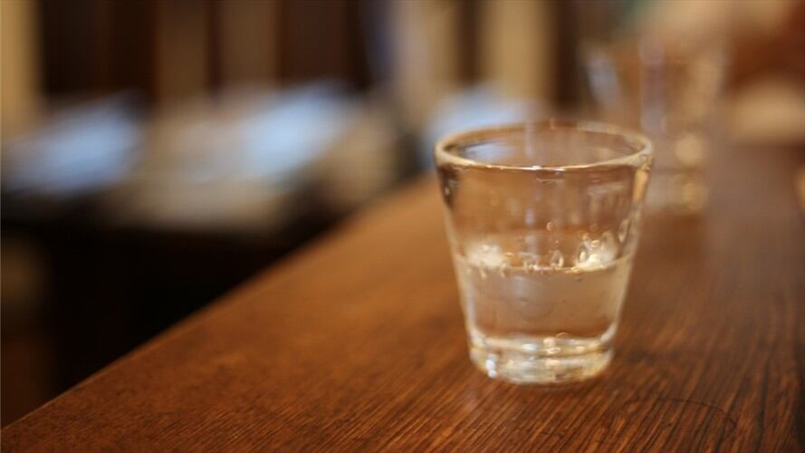 Vender aguardiente y café colombiano, así como bailar de salsa con los alemanes son algunas de las estrategias para recaudar fondos que ayuden a los afectados por el coronavirus.. Foto: Getty Images