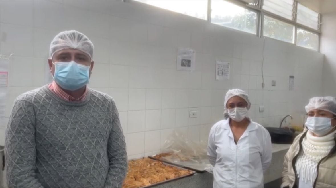 El concejal Javier Cely (a la izquierda) verificó el desperdicio de comida en el Colegio Rafael Reyes. Imagen | Captura de pantalla video de Javier Cely